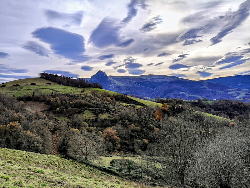 Altzagamendirako bidean, atzean Aralar Mendia