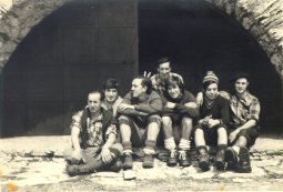 Felix Tauschke, Jose Ramon Plazaola, Pedro Tauschke, Clemente Tauschke, Txomin Bereziartua, Luis Mari Pecia eta Juan Mari 'Txibis' Gabilondo Beriain tontorreko San Donato baselizan (1972 urtera aldera)